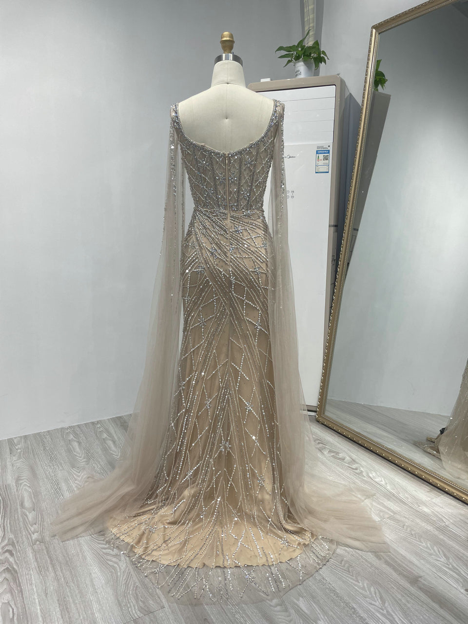 Crystal-Embellished Long Sleeve Dress –  Silhouette High Slit for Red Carpet Galas/Stage Performances DDS060-2