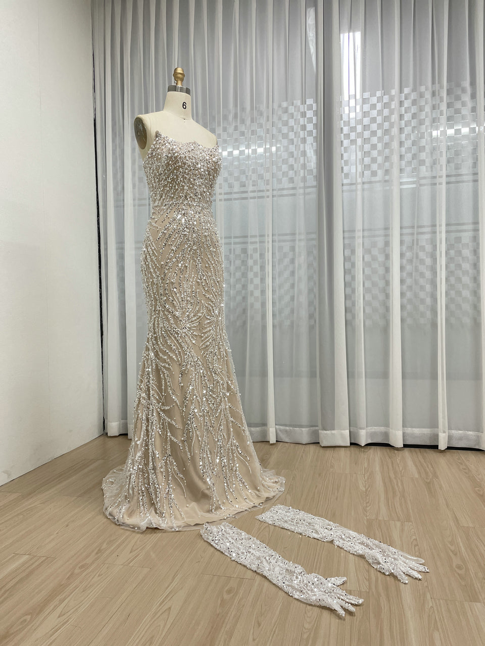 Luxury Strapless Beaded Evening Gown Suitable for Banquet With Gloves MB40156-2