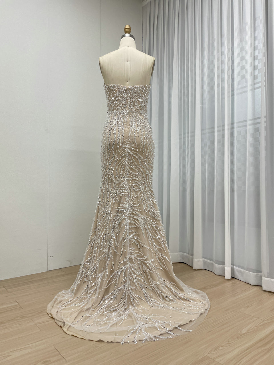 Luxury Strapless Beaded Evening Gown Suitable for Banquet With Gloves MB40156-2