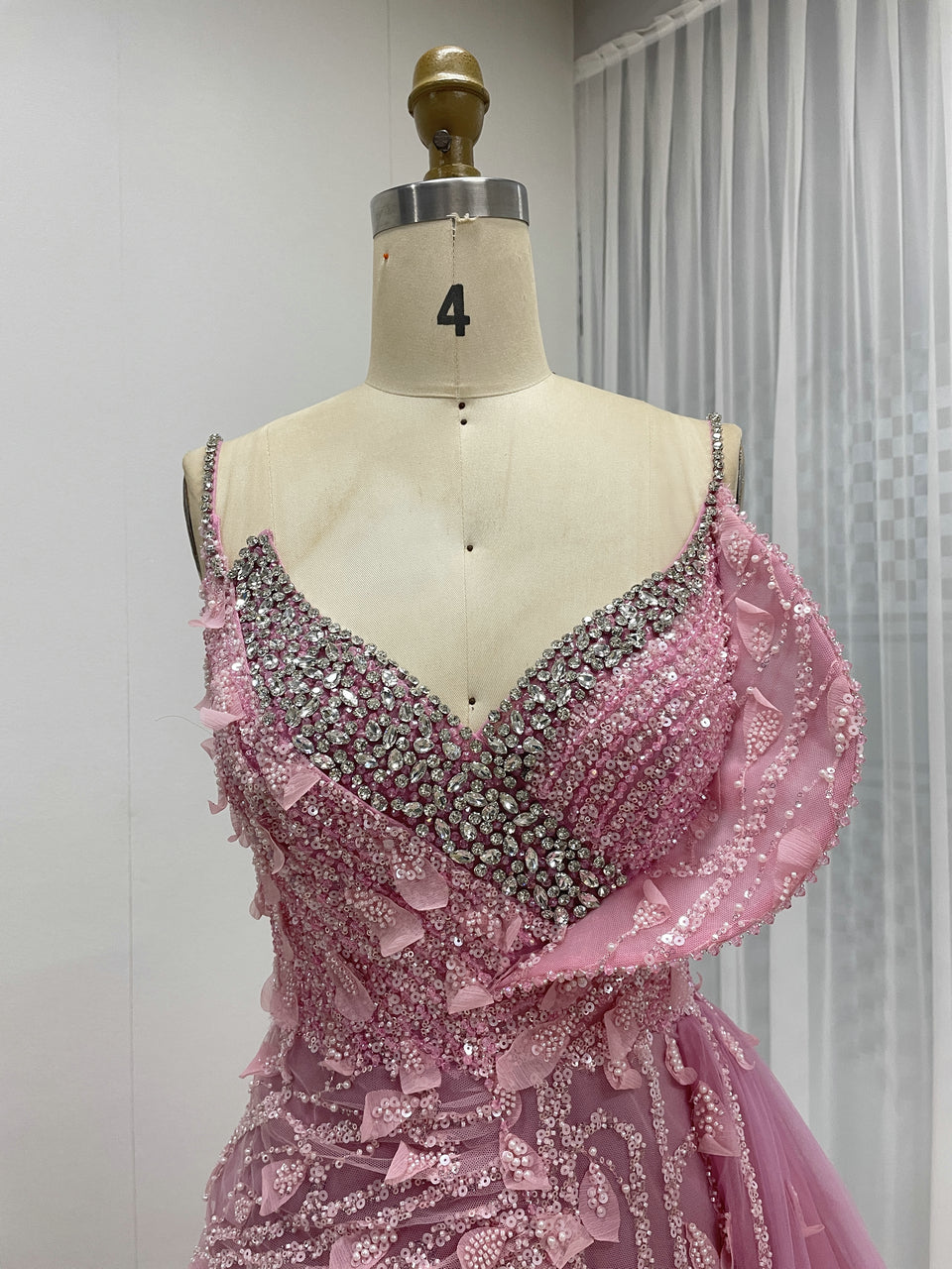 Luxury Hand Beading Sexy High Slit Spaghetti Strap Pink Evening Gown With Elegant Side Skirt MB40292