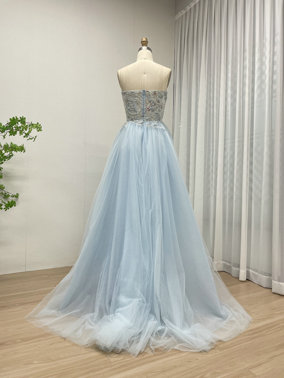 Luxury Sleeveless Sweetheart NecklineTulle a Line Gown With Dazzling Colorful Beads Suitable for Prom Long Dress MB40311