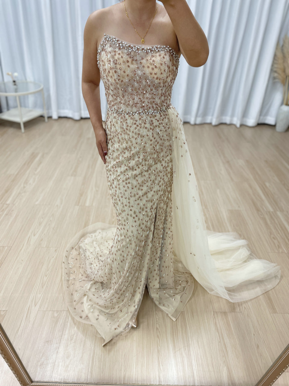 Golden Sexy Hight Slit Sleeveless Evening Gown Suitable for Banquet With Side Train MB40352