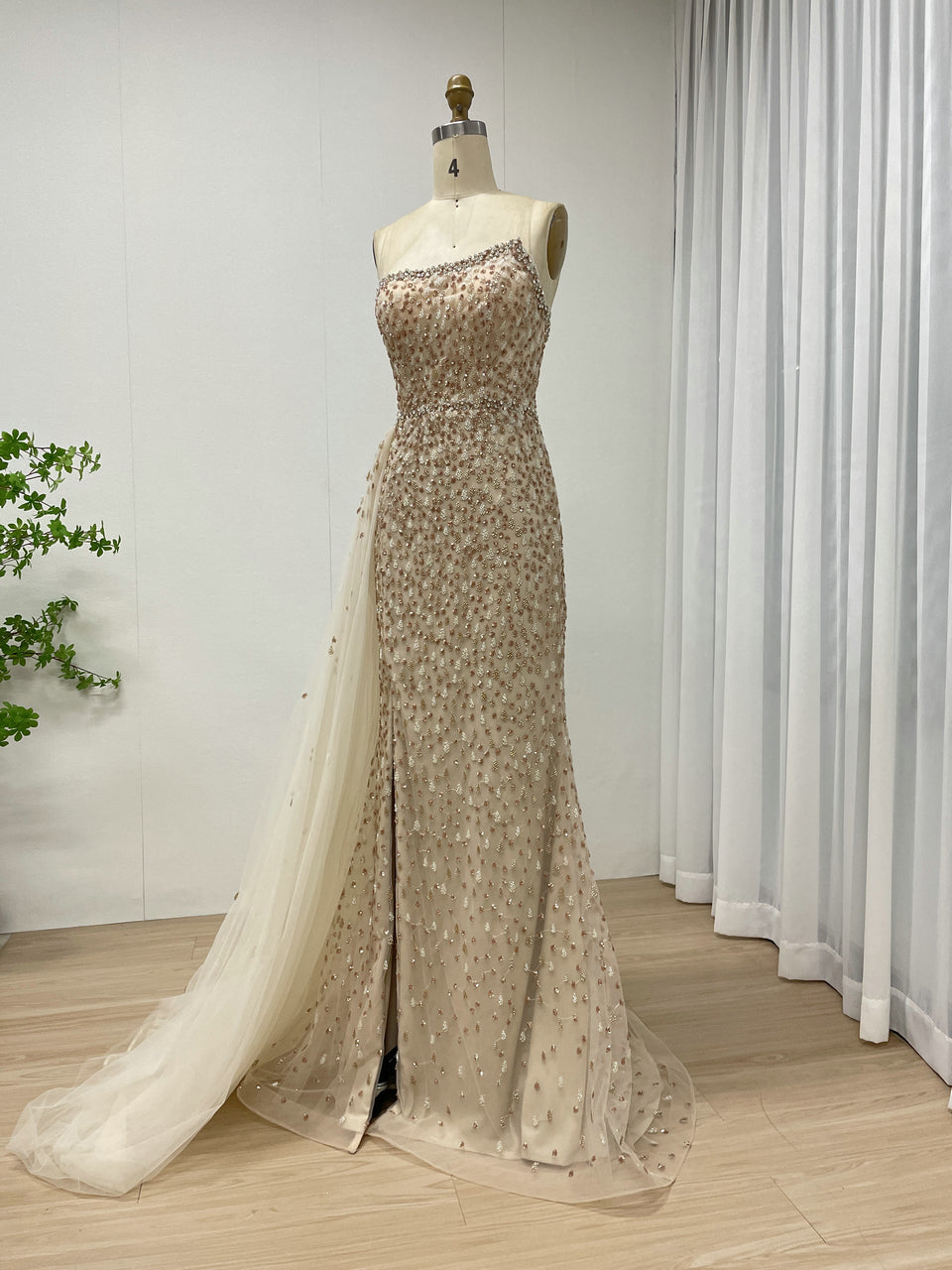 Golden Sexy Hight Slit Sleeveless Evening Gown Suitable for Banquet With Side Train MB40352