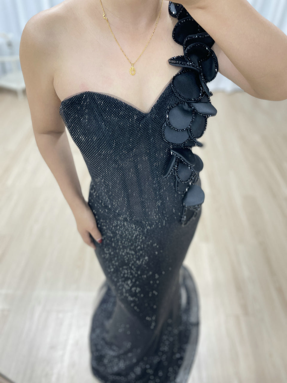 Sexy One Shoulder Sweetheart Neck Bodice Black Evening Gown Suitable for Banquet MB40359