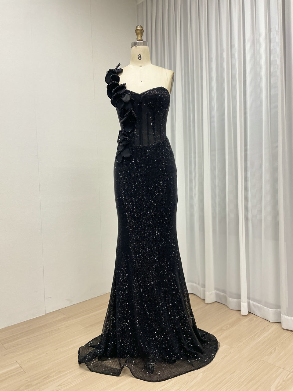 Sexy One Shoulder Sweetheart Neck Bodice Black Evening Gown Suitable for Banquet MB40359