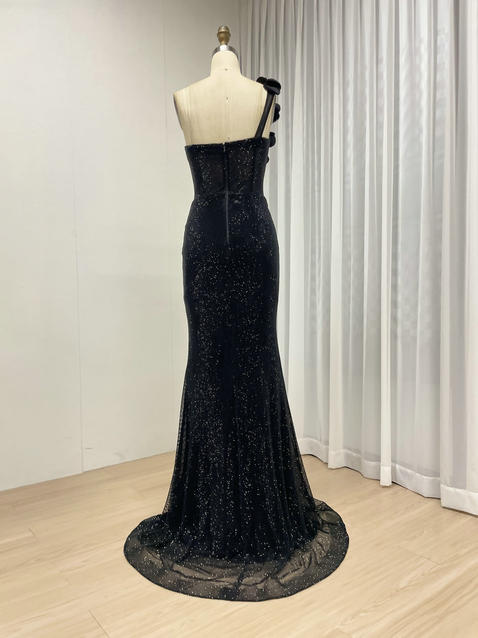 Sexy One Shoulder Sweetheart Neck Bodice Black Evening Gown Suitable for Banquet MB40359