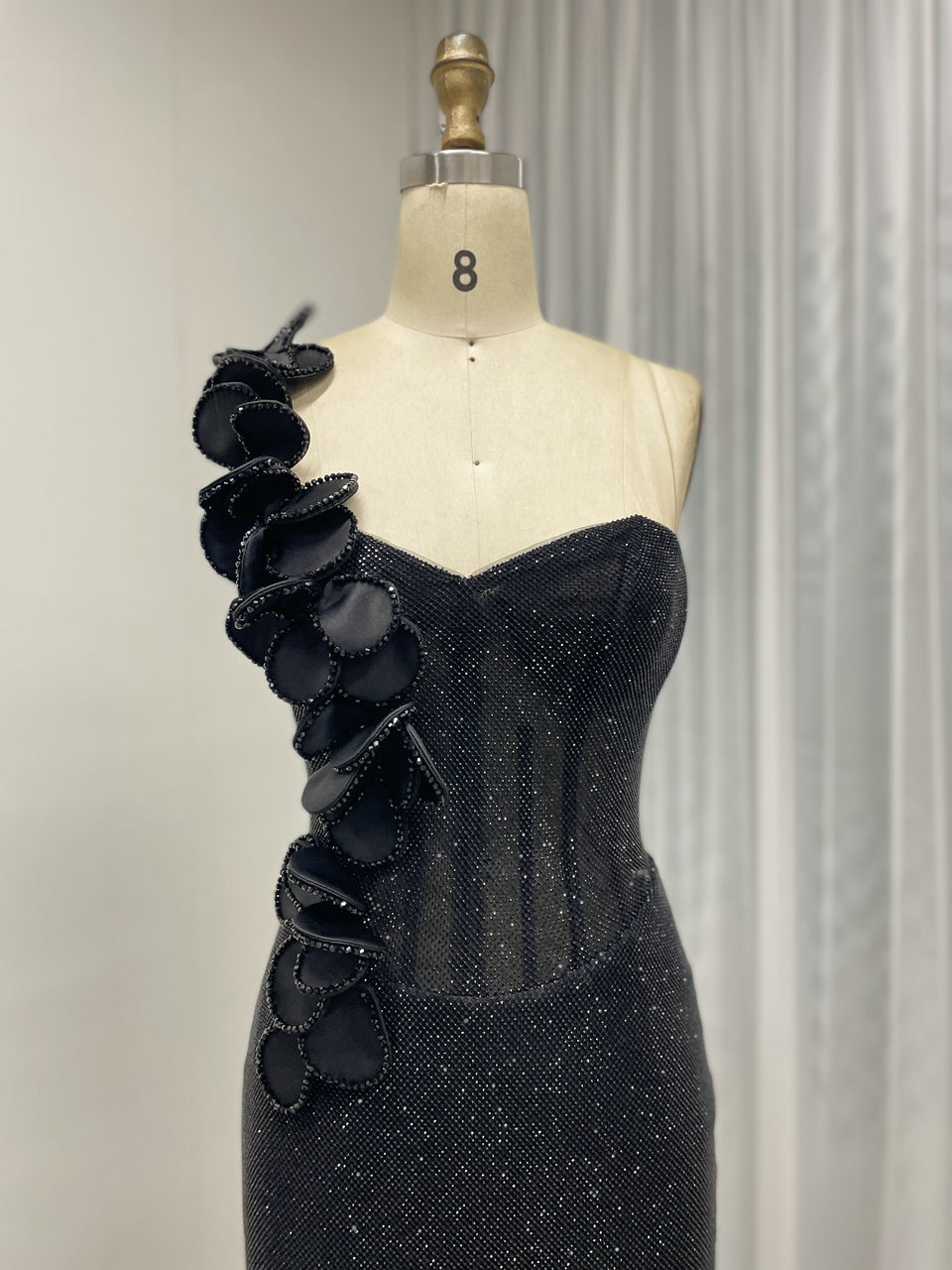 Sexy One Shoulder Sweetheart Neck Bodice Black Evening Gown Suitable for Banquet MB40359