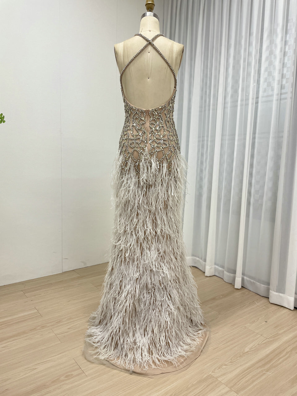 Luxury Bead Diamond Sexy Sleeveless Backless Feather Bottom Embellished Prom Evening Gown MB40416