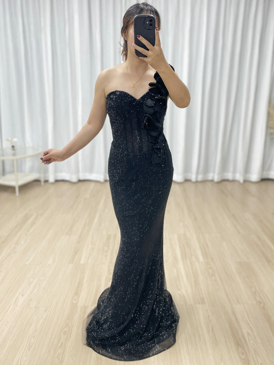 Sexy One Shoulder Sweetheart Neck Bodice Black Evening Gown Suitable for Banquet MB40359