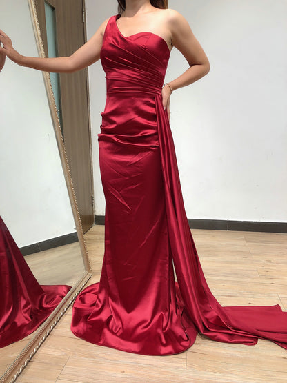 One Shoulder Side Skirt Strapless Red Bridesmaid Dress SNA012